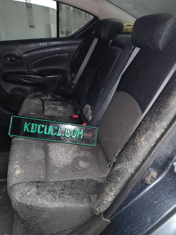 Tempat duduk kereta sebelum dicuci