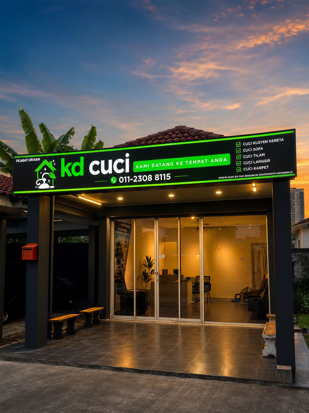 Pasukan KD Cuci sedang membersihkan sofa pelanggan